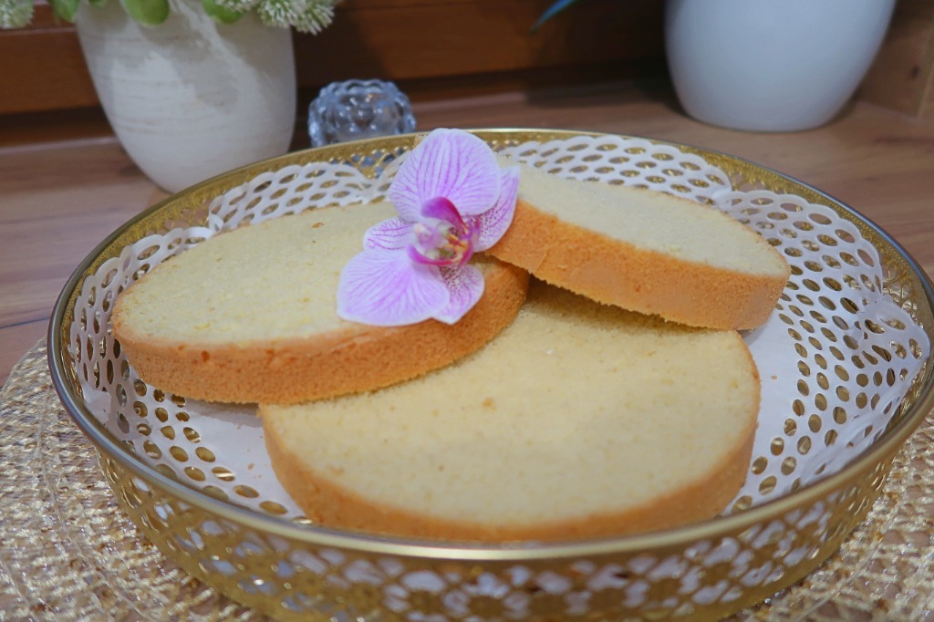 Dwa biszkopty 18 cm – zestaw dwóch pokrojonych biszkoptów