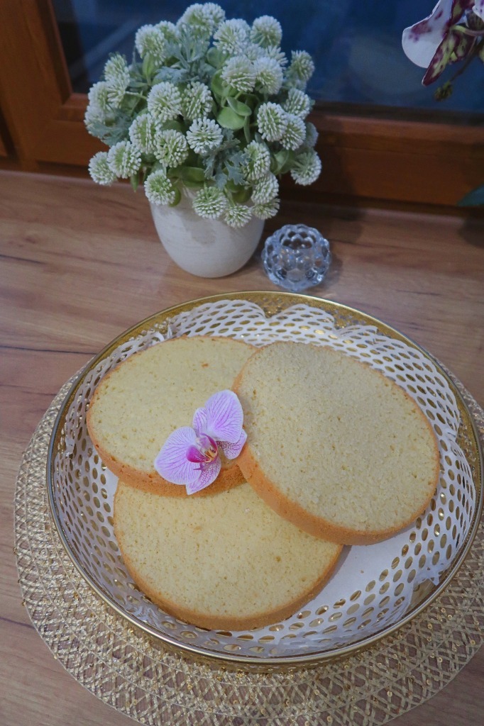Biszkopt 22 cm – większy biszkopt do tortów