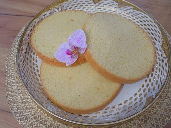 Biszkopt 22 cm – większy biszkopt do tortów